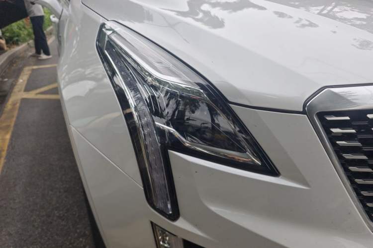 Used Cadillac XT5 2022 2.0T Two-Wheel Drive Luxury Version Right Front Headlight