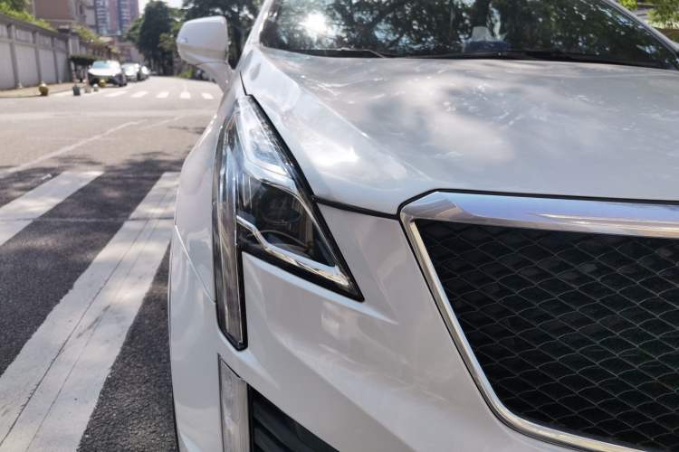 Used Cadillac XT5 2022 2.0T Four-Wheel Drive Luxury Version (Hummingbird Edition) Right Front Headlight