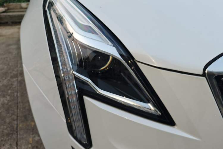 Used Cadillac XT5 2022 2.0T Four-Wheel Drive Luxury Version Right Front Headlight