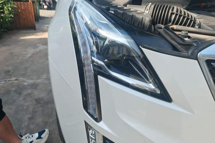 Used Cadillac XT5 2022 2.0T Four-Wheel Drive Luxury Version (Hummingbird Edition) Right Front Headlight