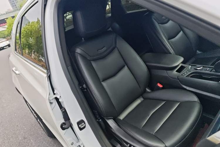 Used Cadillac XT5 2022 2.0T Two-Wheel Drive Luxury Version Right Front Seat
