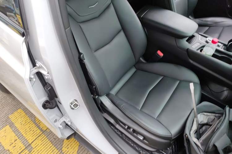 Used Cadillac XT5 2022 2.0T Four-Wheel Drive Luxury Version (Hummingbird Edition) Right Front Seat