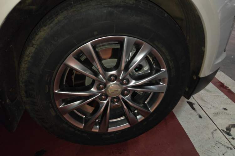 Used Cadillac XT5 2022 2.0T Two-Wheel Drive Luxury Version Right Front Wheel Hub