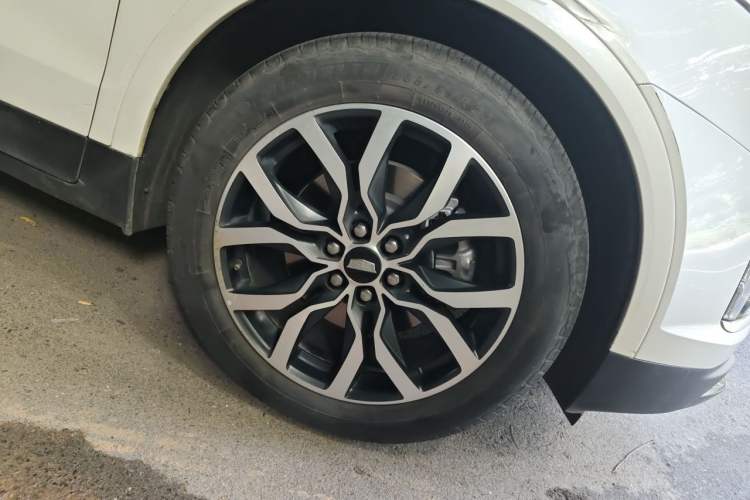 Used Cadillac XT5 2022 2.0T Four-Wheel Drive Luxury Version (Hummingbird Edition) Right Front Wheel Hub
