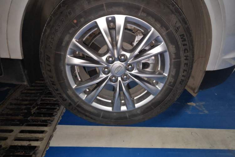Used Cadillac XT5 2022 2.0T Two-Wheel Drive Luxury Version Right Front Wheel Hub