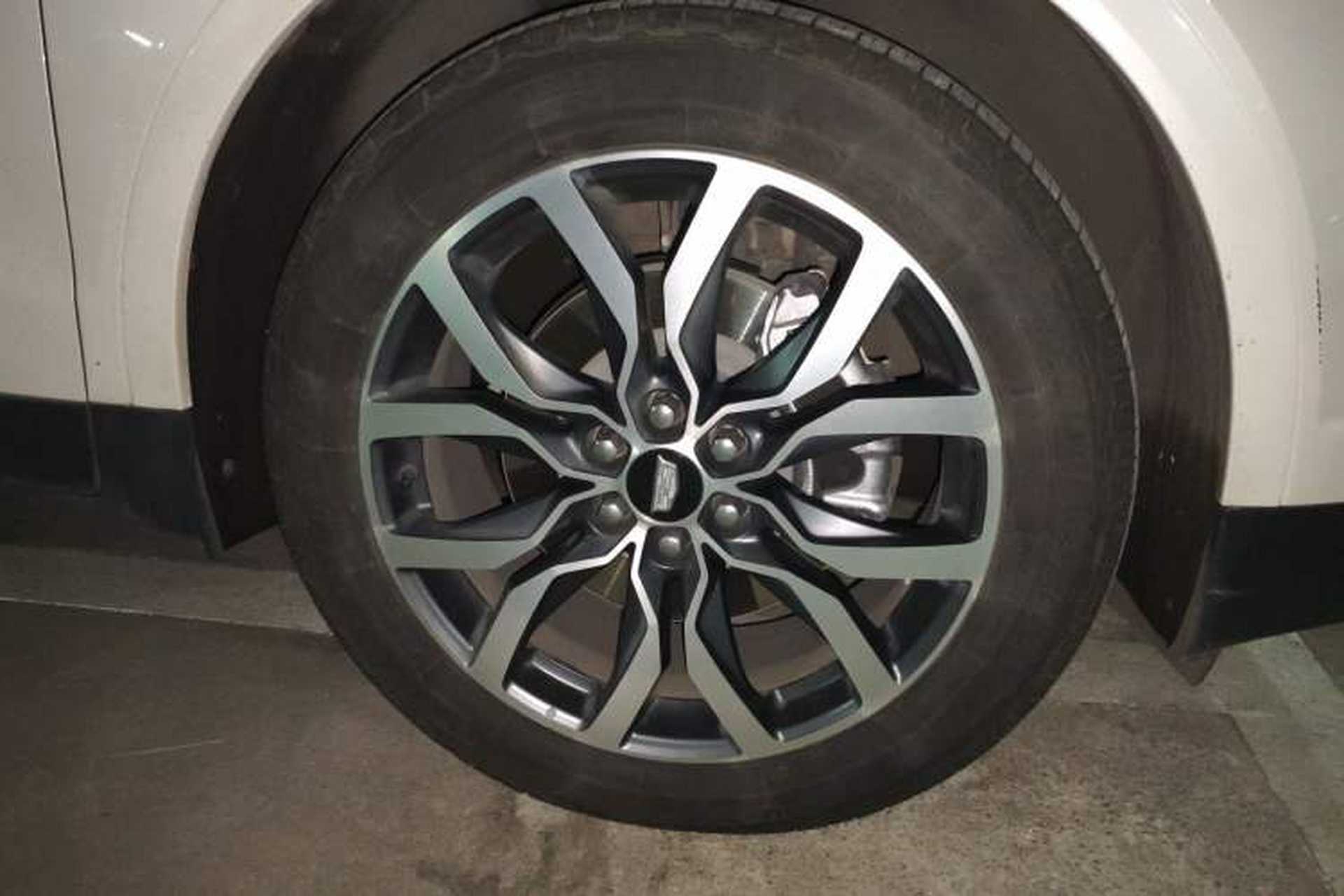 Used Cadillac XT5 2022 2.0T Four-Wheel Drive Luxury Version (Hummingbird Edition) Right Front Wheel Hub