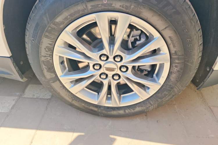 Used Cadillac XT5 2022 2.0T Two-Wheel Drive Luxury Version Right Front Wheel Hub