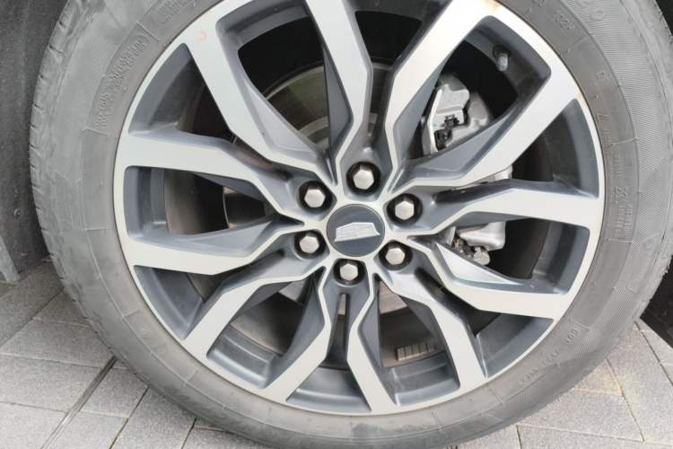 Used Cadillac XT5 2022 2.0T Four-Wheel Drive Luxury Version (Hummingbird Edition) Right Front Wheel Hub