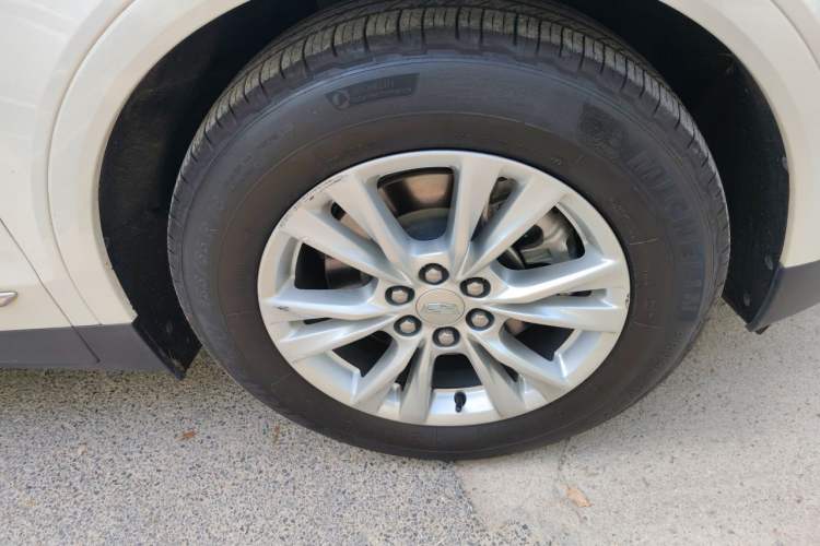Used Cadillac XT5 2022 2.0T Two-Wheel Drive Luxury Version Right Front Wheel Hub