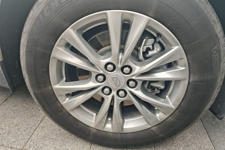 Used Cadillac XT5 2022 2.0T Two-Wheel Drive Luxury Version Right Front Wheel Hub