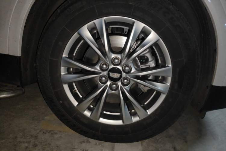 Used Cadillac XT5 2022 2.0T Two-Wheel Drive Luxury Version Right Front Wheel Hub