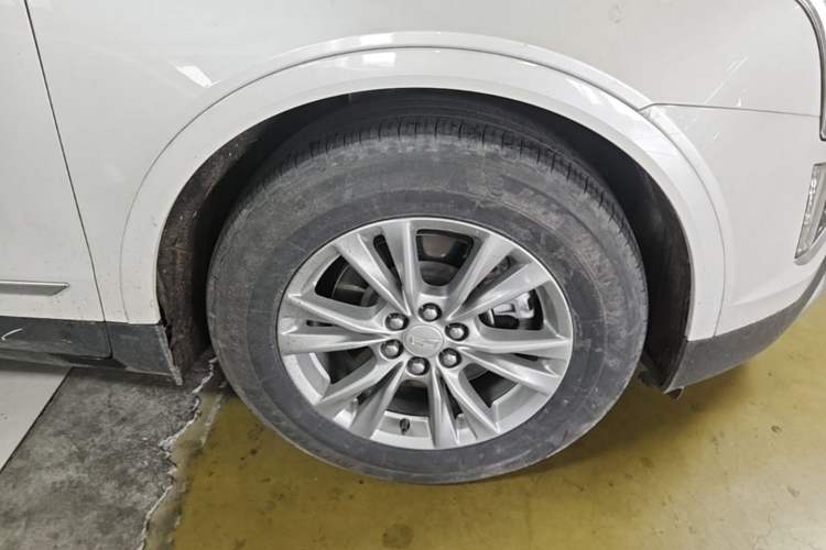 Used Cadillac XT5 2022 2.0T Two-Wheel Drive Luxury Version Right Front Wheel Hub