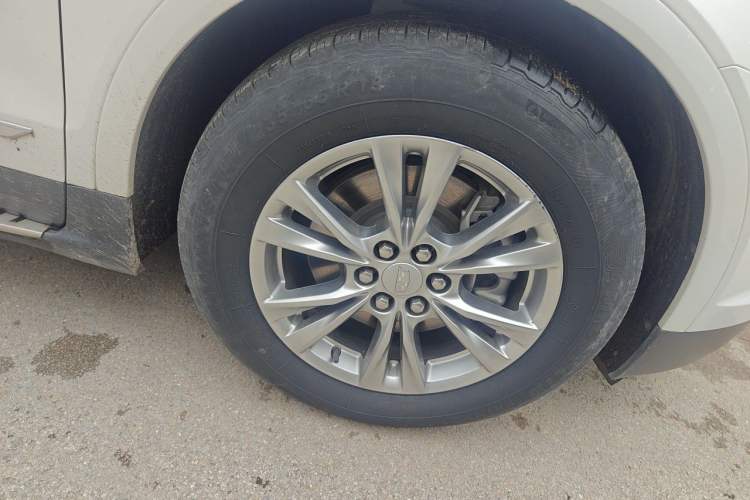 Used Cadillac XT5 2022 2.0T Two-Wheel Drive Luxury Version Right Front Wheel Hub