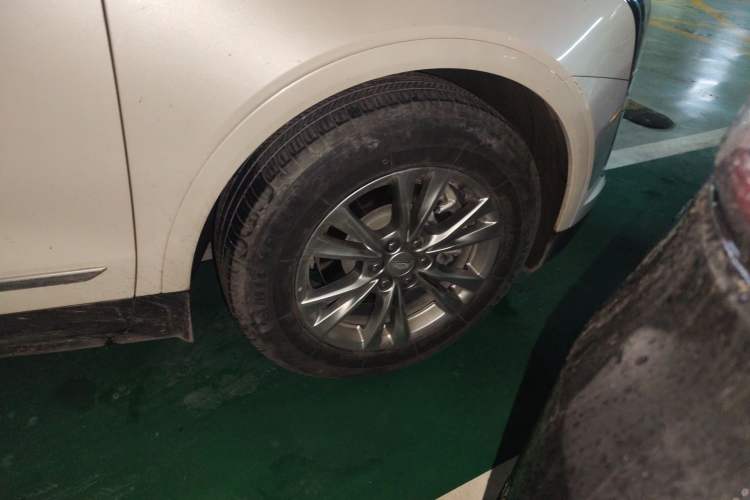 Used Cadillac XT5 2022 2.0T Two-Wheel Drive Luxury Version Right Front Wheel Hub