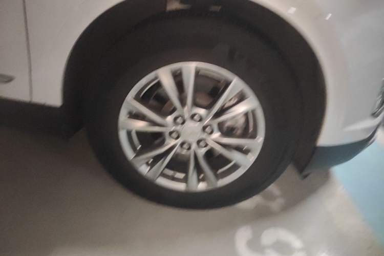 Used Cadillac XT5 2022 2.0T Two-Wheel Drive Luxury Version Right Front Wheel Hub