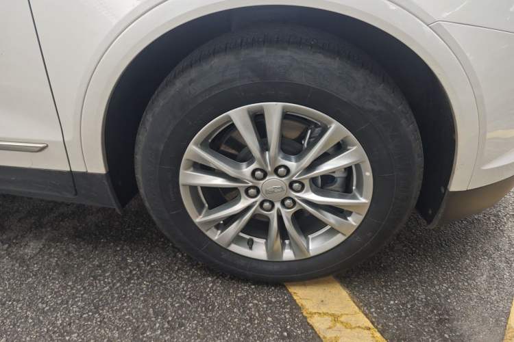 Used Cadillac XT5 2022 2.0T Two-Wheel Drive Luxury Version Right Front Wheel Hub