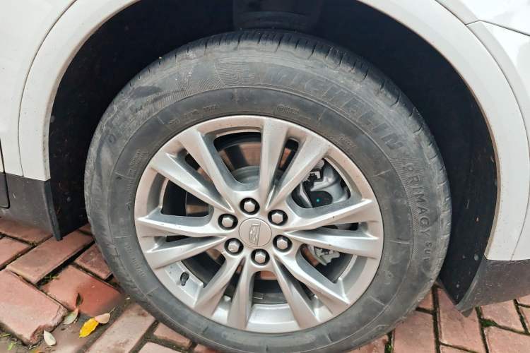Used Cadillac XT5 2022 2.0T Two-Wheel Drive Luxury Version Right Front Wheel Hub