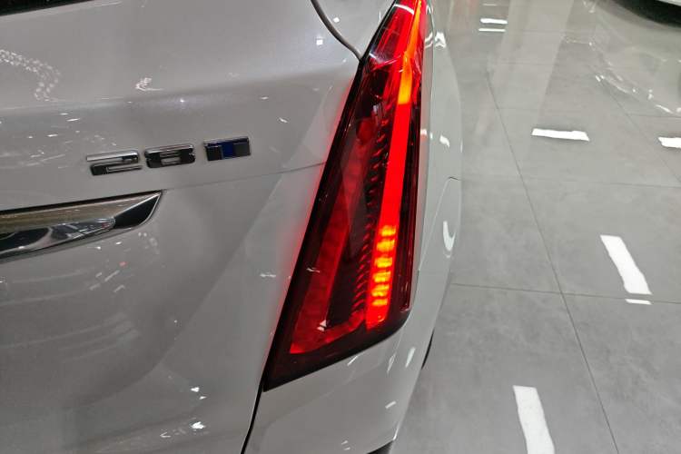 Used Cadillac XT5 2022 2.0T Two-Wheel Drive Luxury Version Right Rear Taillight