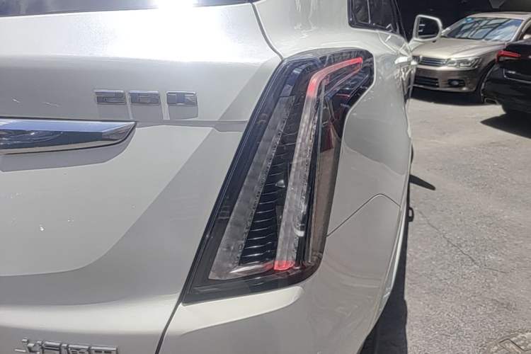 Used Cadillac XT5 2022 2.0T Four-Wheel Drive Luxury Version (Hummingbird Edition) Right Rear Taillight