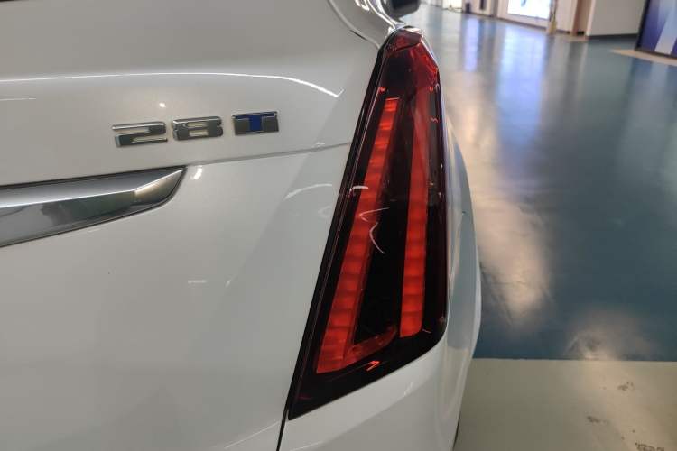 Used Cadillac XT5 2022 2.0T Two-Wheel Drive Luxury Version Right Rear Taillight