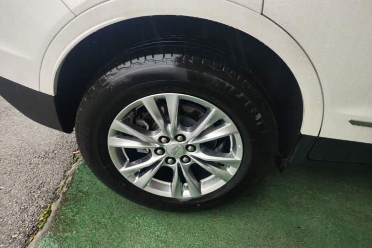 Used Cadillac XT5 2022 2.0T Two-Wheel Drive Luxury Version Right Rear Wheel Hub