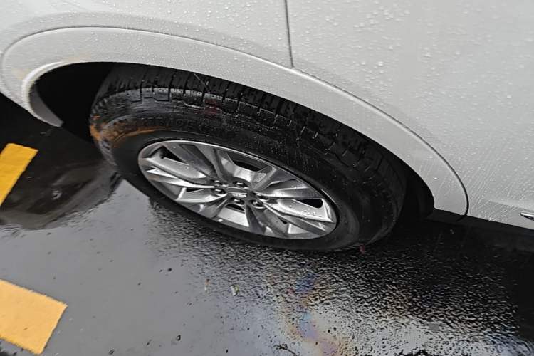 Used Cadillac XT5 2022 2.0T Two-Wheel Drive Luxury Version Right Rear Wheel Hub