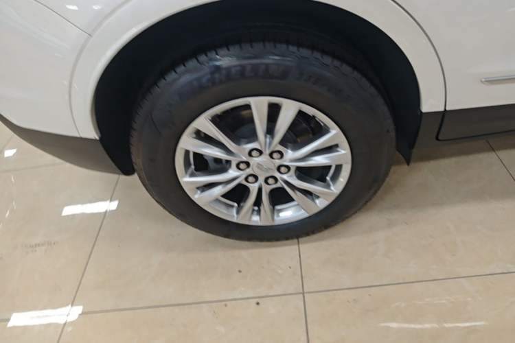 Used Cadillac XT5 2022 2.0T Two-Wheel Drive Luxury Version Right Rear Wheel Hub