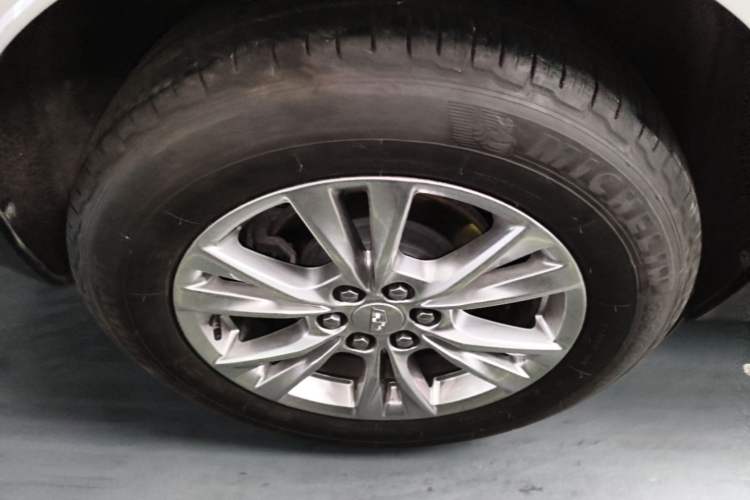 Used Cadillac XT5 2022 2.0T Two-Wheel Drive Luxury Version Right Rear Wheel Hub