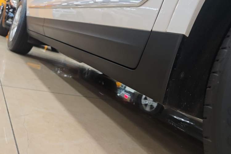 Used Cadillac XT5 2022 2.0T Two-Wheel Drive Luxury Version Right Side Sill