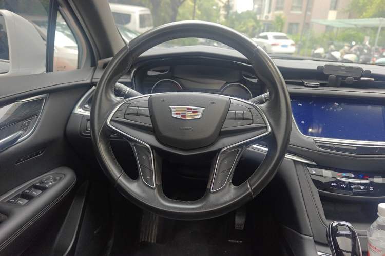 Used Cadillac XT5 2022 2.0T Two-Wheel Drive Luxury Version Steering Wheel