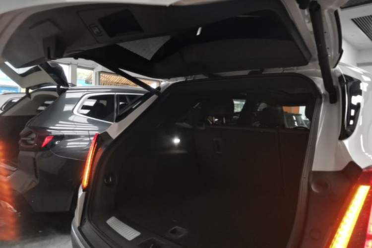 Used Cadillac XT5 2022 2.0T Two-Wheel Drive Luxury Version Trunk