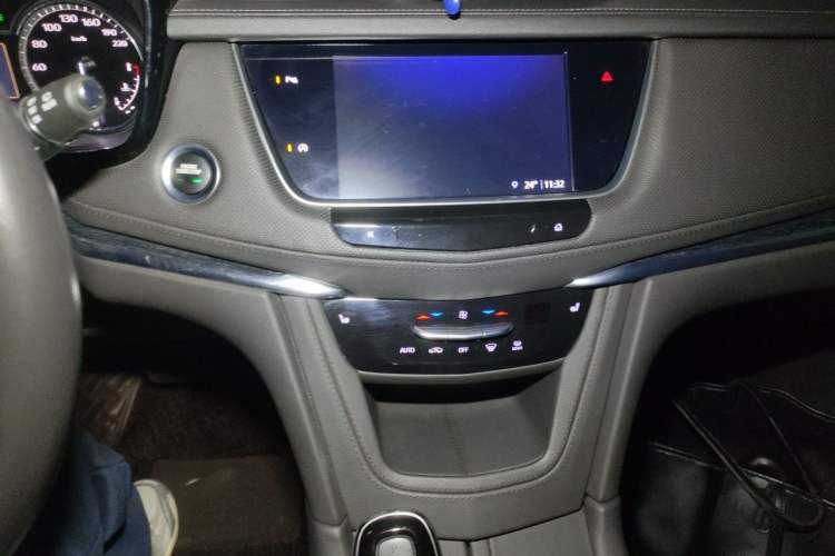 Used Cadillac XT5 2023 2.0T Two-Wheel-Drive Fashion Edition Audio And AC Panel