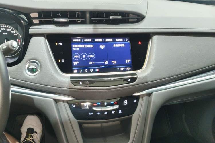Used Cadillac XT5 2023 2.0T Two-Wheel-Drive Fashion Edition Audio And AC Panel
