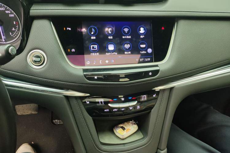 Used Cadillac XT5 2023 2.0T Two-Wheel-Drive Fashion Edition Audio And AC Panel
