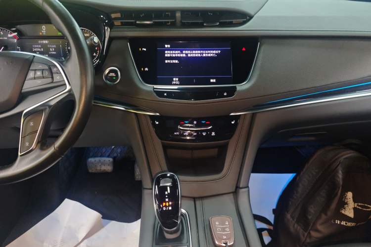 Used Cadillac XT5 2023 2.0T Two-Wheel-Drive Fashion Edition Audio And AC Panel