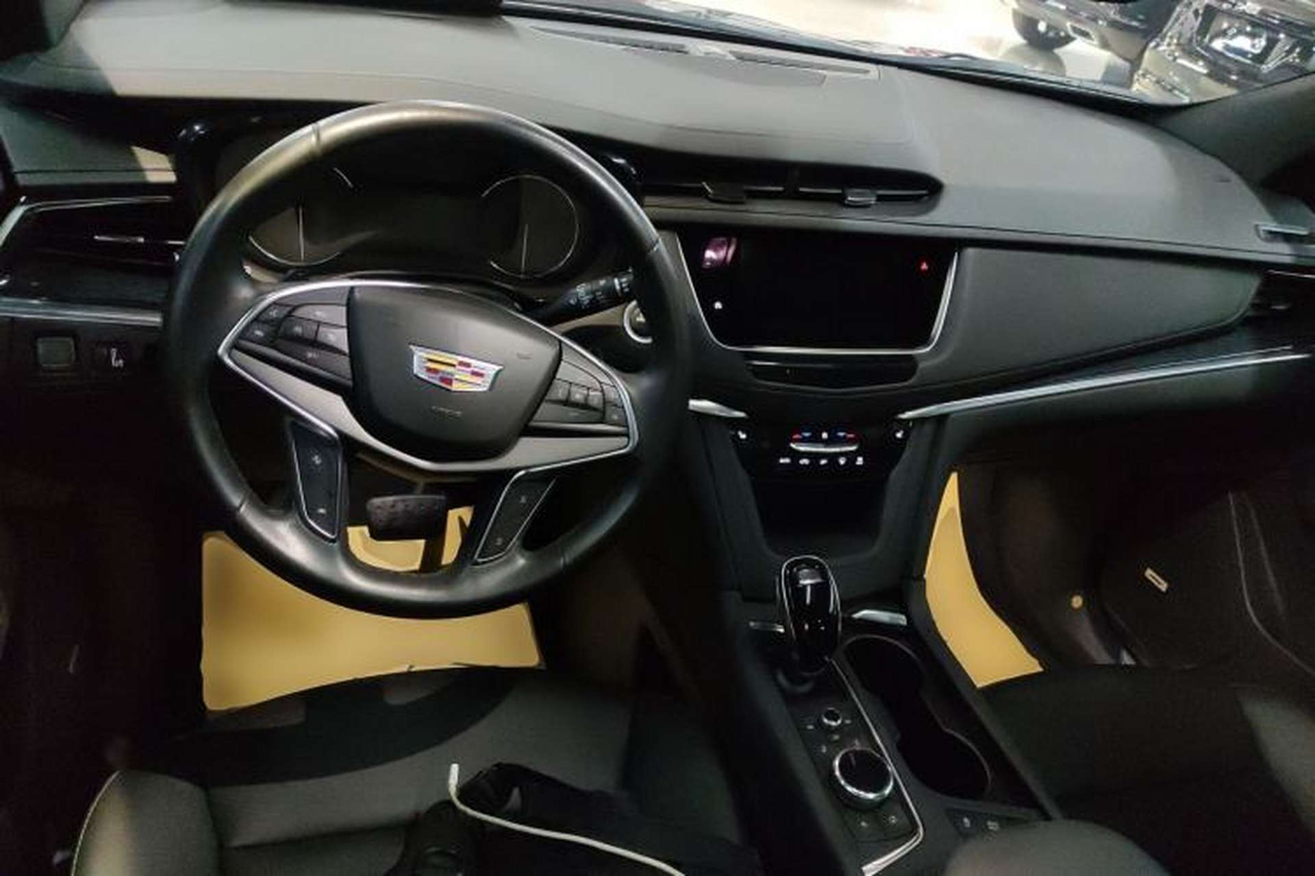Used Cadillac XT5 2023 2.0T Two-Wheel-Drive Fashion Edition Center Console