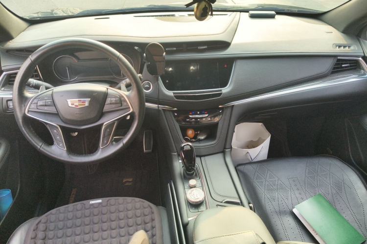 Used Cadillac XT5 2023 2.0T Four-Wheel Drive Prestige Version (Ultimate Edition) Center Console