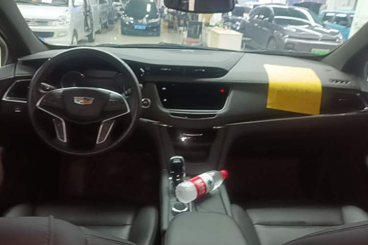 Used Cadillac XT5 2023 2.0T Two-Wheel-Drive Fashion Edition Center Console