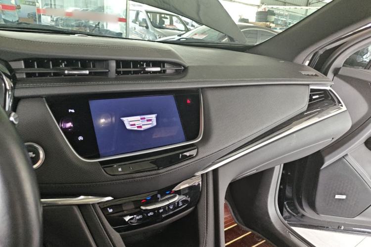 Used Cadillac XT5 2023 2.0T Two-Wheel-Drive Fashion Edition Center Console