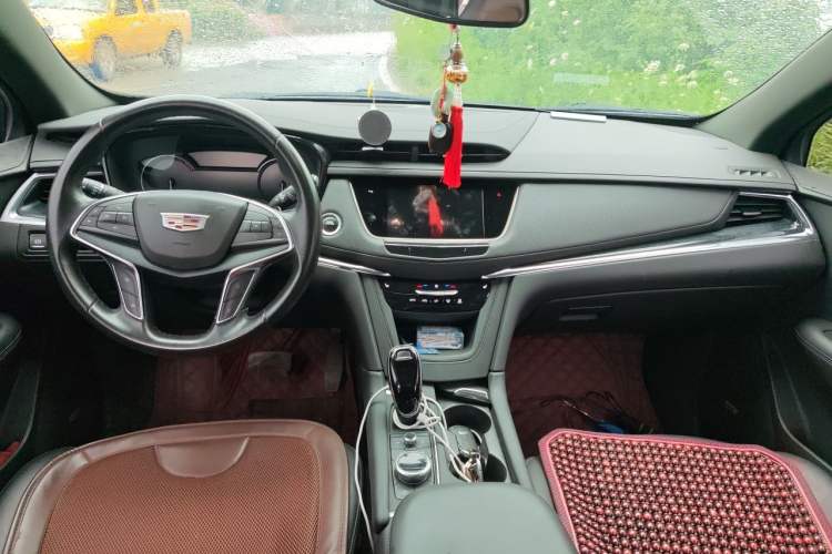 Used Cadillac XT5 2023 2.0T Two-Wheel-Drive Fashion Edition Center Console