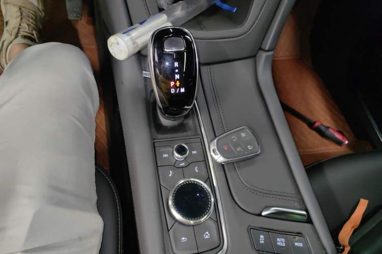 Used Cadillac XT5 2023 2.0T Two-Wheel-Drive Fashion Edition Gear Lever