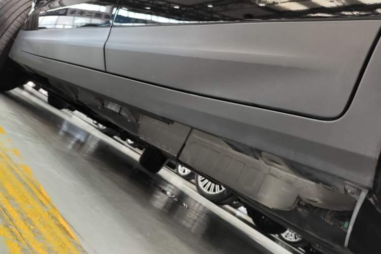 Used Cadillac XT5 2023 2.0T Four-Wheel Drive Prestige Version (Ultimate Edition) Left Side Sill