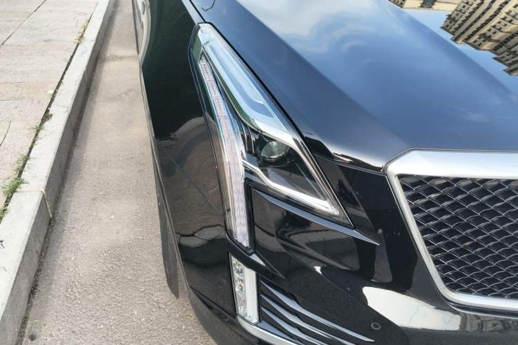Used Cadillac XT5 2023 2.0T Four-Wheel Drive Prestige Version (Ultimate Edition) Right Front Headlight