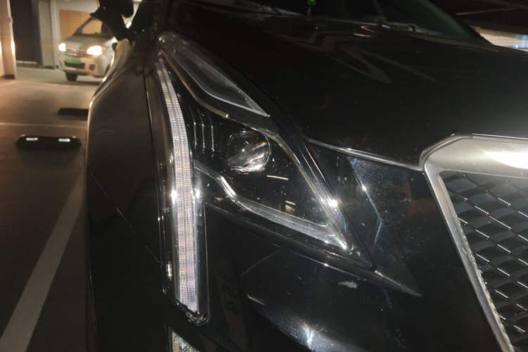 Used Cadillac XT5 2023 2.0T Four-Wheel Drive Prestige Version (Ultimate Edition) Right Front Headlight