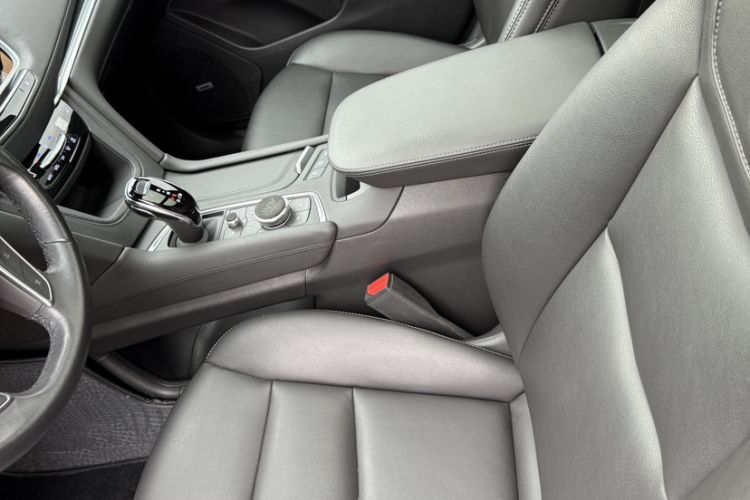 Used Cadillac XT5 2023 2.0T Two-Wheel-Drive Fashion Edition Interior 2