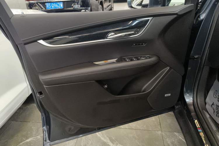 Used Cadillac XT5 2023 2.0T Two-Wheel-Drive Fashion Edition Left Front Door Interior