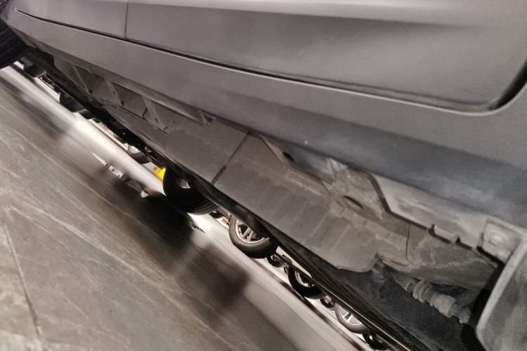 Used Cadillac XT5 2023 2.0T Two-Wheel-Drive Fashion Edition Left Side Sill