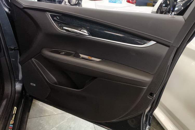 Used Cadillac XT5 2023 2.0T Two-Wheel-Drive Fashion Edition Right Front Door Interior