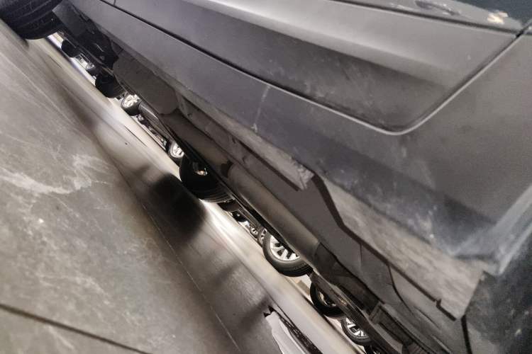 Used Cadillac XT5 2023 2.0T Two-Wheel-Drive Fashion Edition Right Side Sill