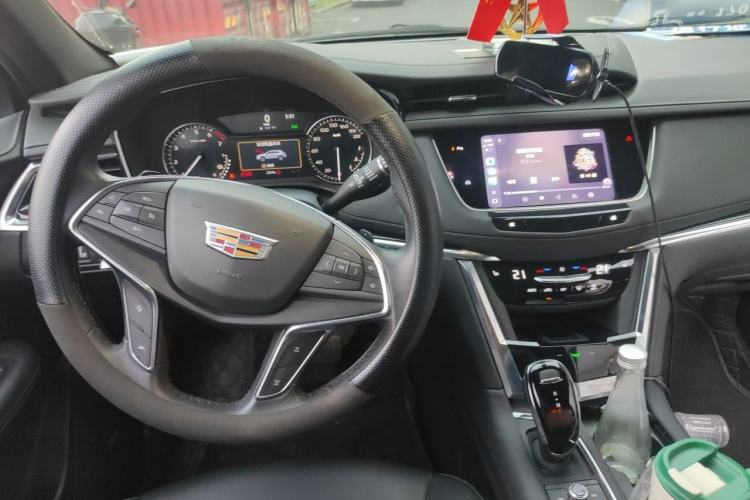 Used Cadillac XT5 2023 2.0T Two-Wheel-Drive Fashion Edition Center Console